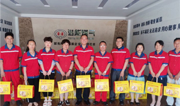 浓情迎端午 温馨送祝福-云顶集团官网集团为员工发放端午节礼品